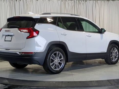 Used 2024 GMC Terrain SLT w/ Infotainment Package II FWD image 8
