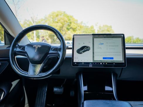 Used 2018 Tesla Model 3 Long Range image 10