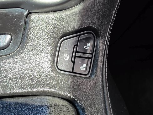 Used 2015 Chevrolet Suburban LTZ RWD image 32