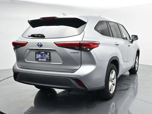 Used 2021 Toyota Highlander LE FWD image 6