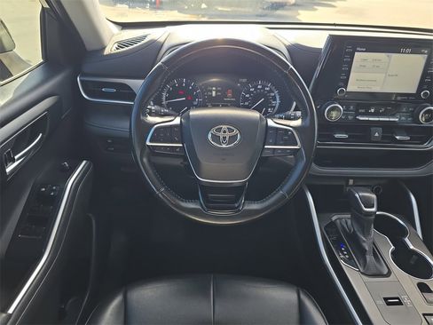 Used 2021 Toyota Highlander XLE image 16