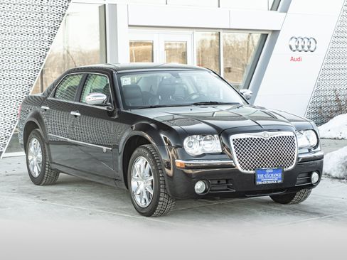 Used 2010 Chrysler 300 C image 2