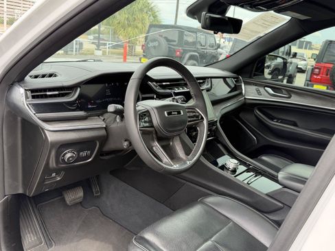 Used 2023 Jeep Grand Cherokee Overland w/ Luxury Tech Group IV RWD image 16