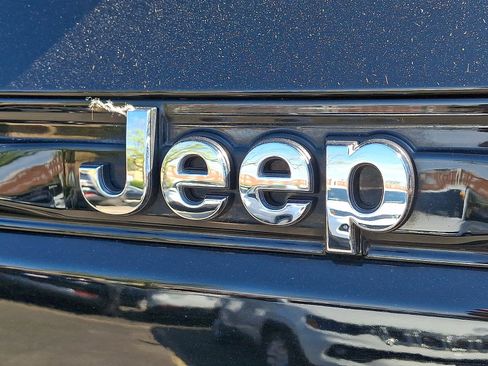 Used 2023 Jeep Grand Cherokee Overland w/ Luxury Tech Group IV AWD/4WD image 30