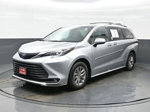 Used 2025 Toyota Sienna XLE w/ XLE Plus Package AWD/4WD image 2