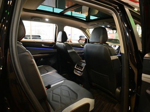 Used 2024 Volkswagen Atlas Peak Edition SE image 22