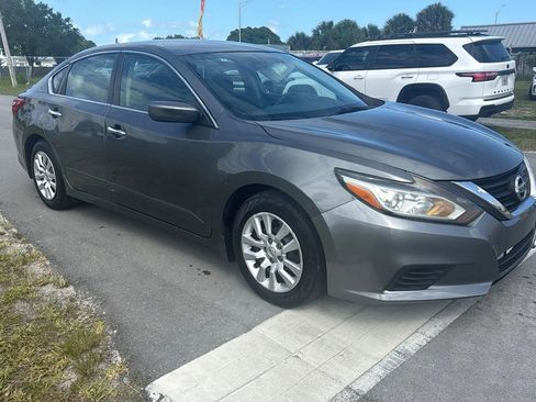 Used 2017 Nissan Altima 2.5 S w/ Power Driver Seat Package FWD image 3