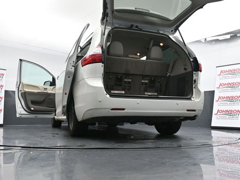 Used 2017 Toyota Sienna XLE image 30