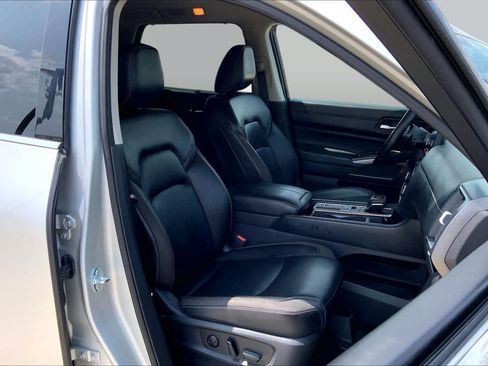 Used 2025 Nissan Pathfinder SL FWD image 9