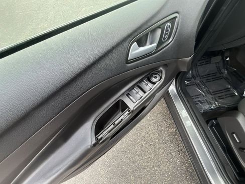 Used 2017 Ford Escape SE w/ Equipment Group 201A FWD image 16