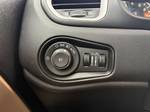 Used 2015 Jeep Renegade Latitude w/ Popular Equipment Group image 31