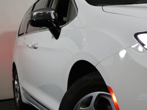 Used 2023 Chrysler Pacifica Limited FWD image 3