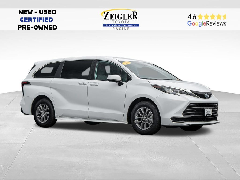 Used 2025 Toyota Sienna LE FWD image 1