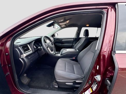 Used 2019 Toyota Highlander LE FWD image 18