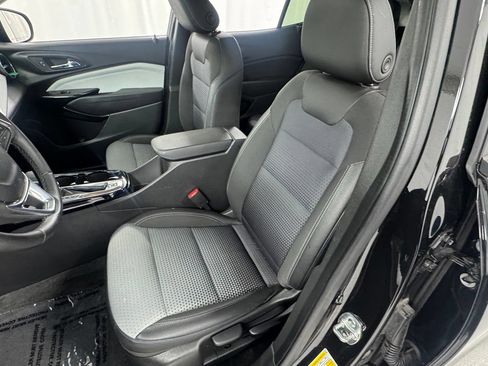 Used 2025 Chevrolet Trax LT w/ LT Convenience Package FWD image 10