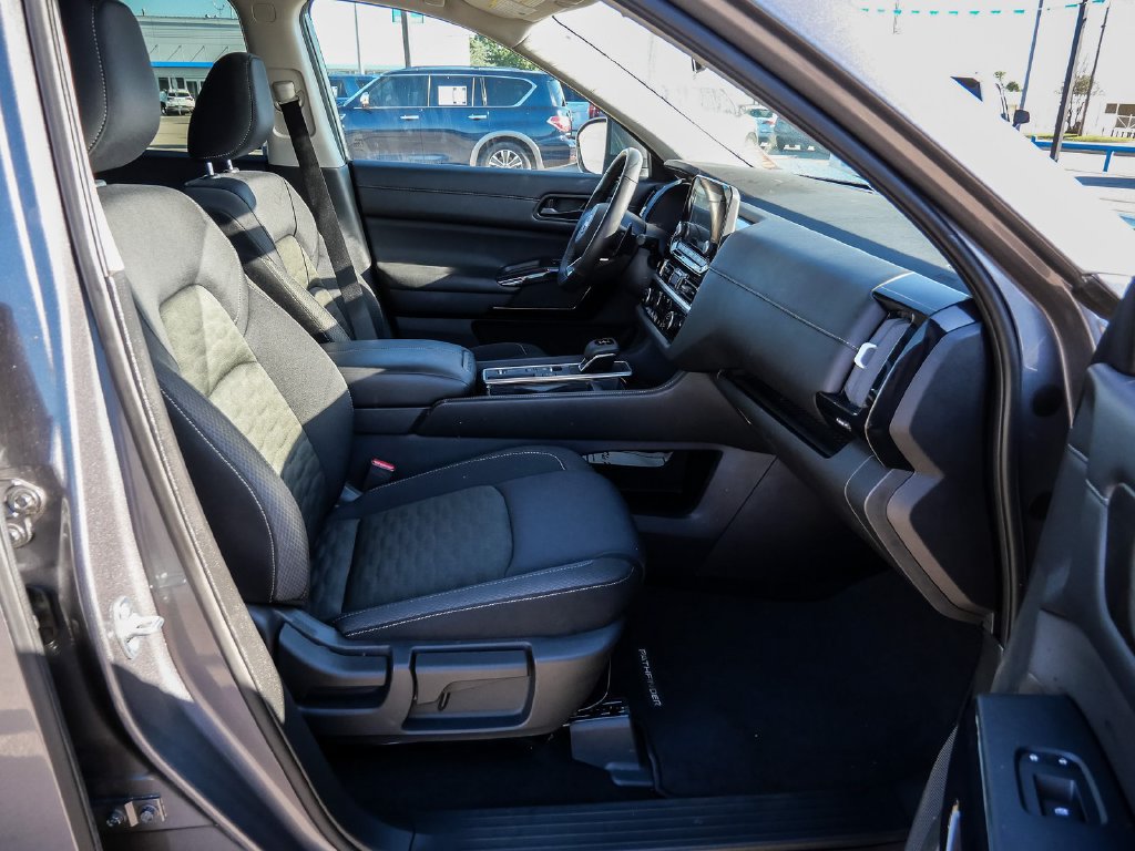 Used 2025 Nissan Pathfinder SV w/ SV Premium Package FWD image 14