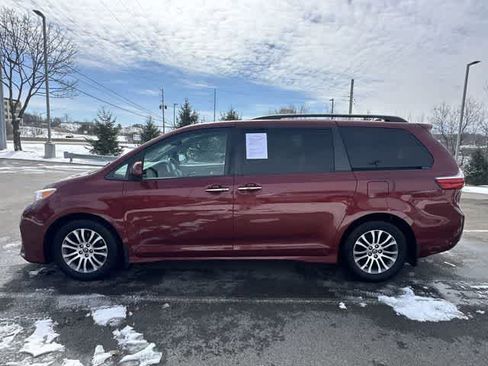 Used 2018 Toyota Sienna XLE w/ XLE Navigation Package image 2