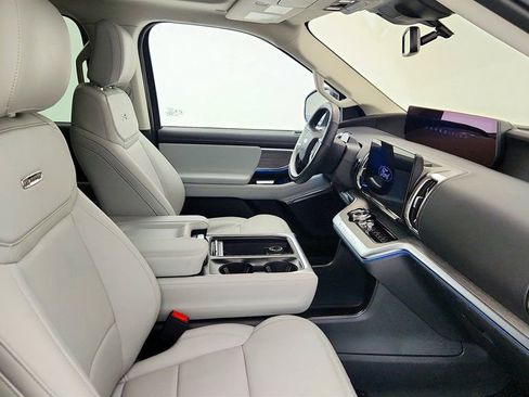 Used 2025 Ford Expedition Platinum image 25