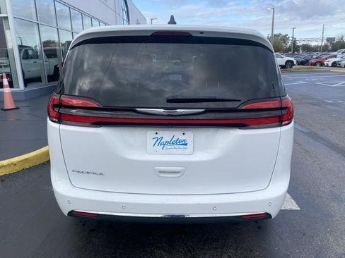 Used 2023 Chrysler Pacifica Touring-L image 7