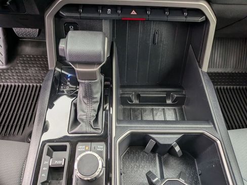 Used 2022 Toyota Tundra SR5 w/ SR5 Convenience Package AWD/4WD image 18