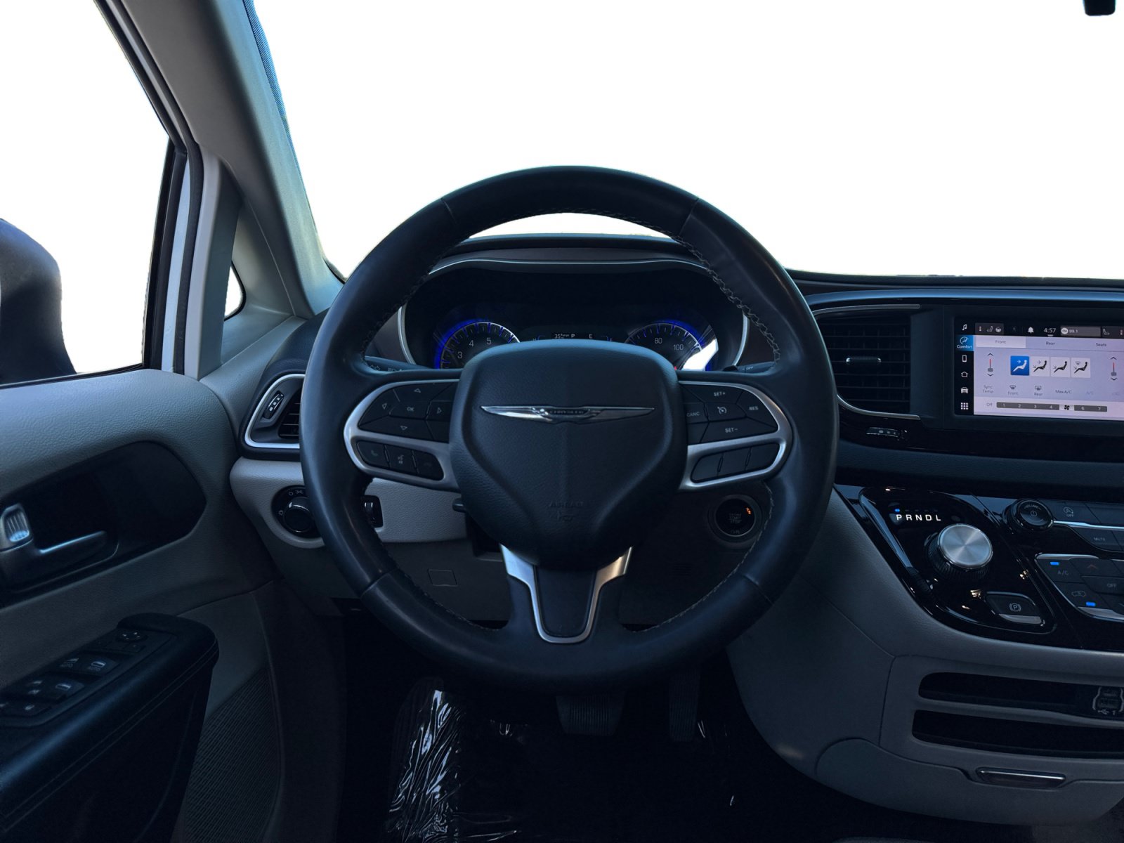 Used 2022 Chrysler Voyager LX FWD image 12