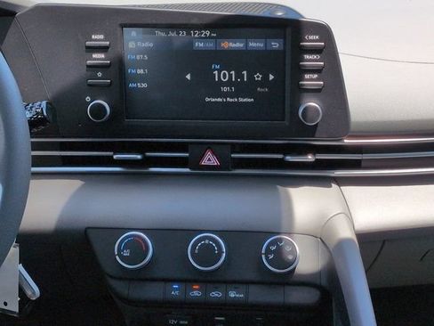 Certified 2025 Hyundai Elantra SE FWD image 17