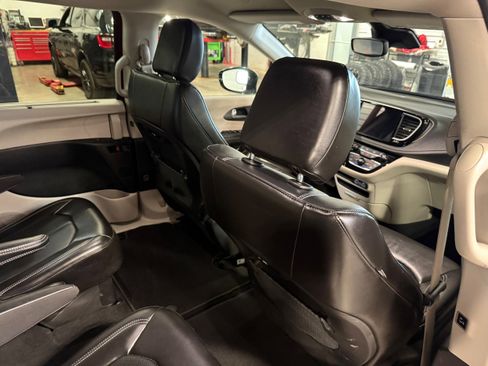 Certified 2024 Chrysler Pacifica Touring-L AWD/4WD image 13