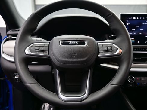 Used 2025 Jeep Compass Limited image 22