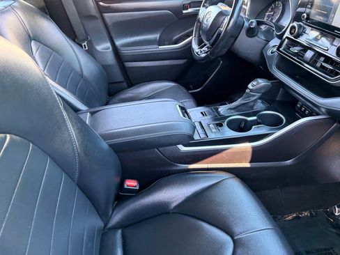 Used 2021 Toyota Highlander XLE FWD image 12