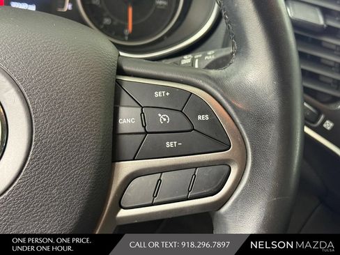 Used 2019 Jeep Cherokee Latitude Plus w/ Comfort/Convenience Group FWD image 23