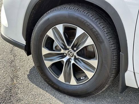 Used 2021 Toyota Highlander XLE image 8