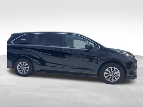 Used 2024 Toyota Sienna LE AWD/4WD image 4