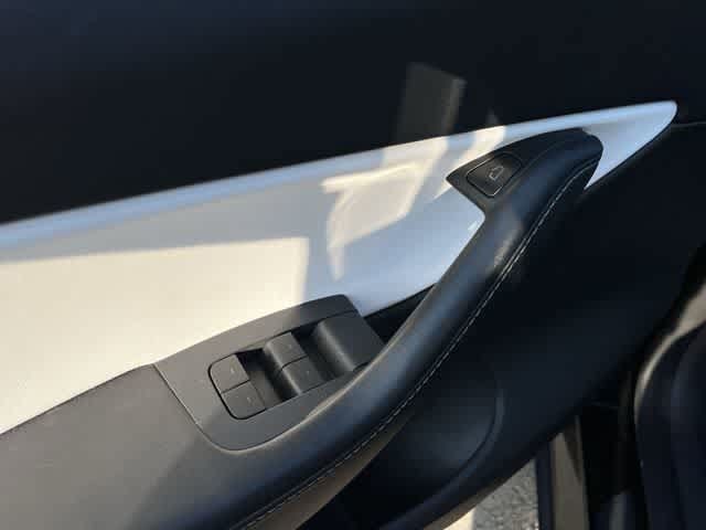 Used 2021 Tesla Model Y Long Range AWD/4WD image 33