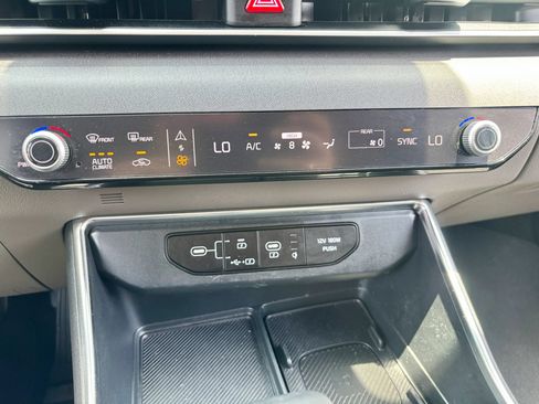 Used 2025 Kia Carnival EX FWD image 19