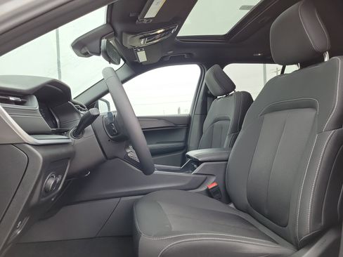 Used 2024 Jeep Grand Cherokee Laredo X image 18