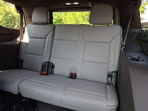 Used 2024 GMC Yukon SLT w/ SLT Luxury Package AWD/4WD image 14