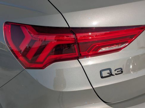 Used 2023 Audi Q3 2.0T Premium w/ Black Optic Sport Package AWD/4WD image 18