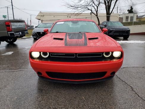 Used 2019 Dodge Challenger SXT image 2