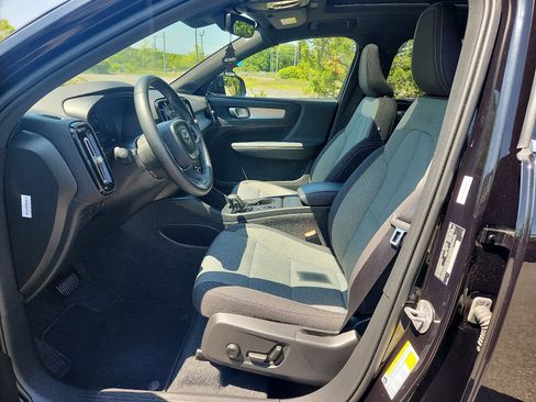 Used 2025 Volvo XC40 B5 Core image 15