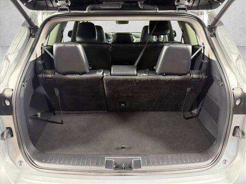 Used 2025 Toyota Highlander XLE FWD image 19