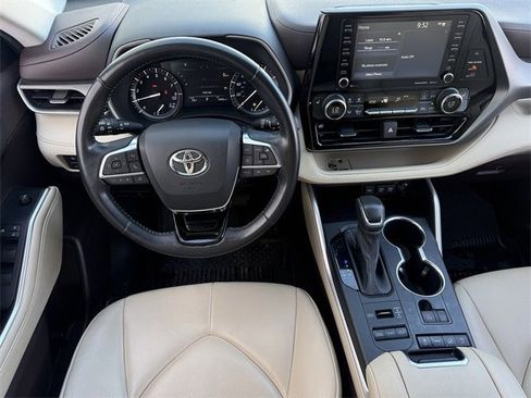 Used 2021 Toyota Highlander XLE image 11