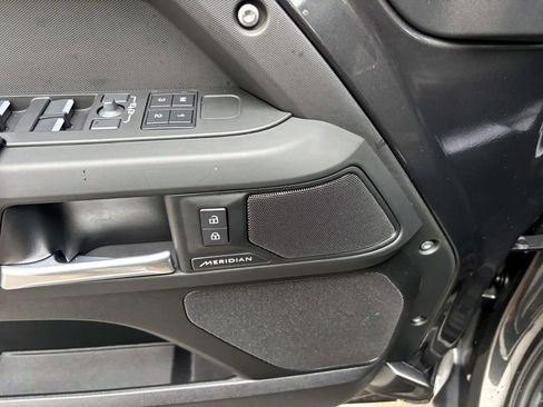 Used 2025 Land Rover Defender 110 S image 43