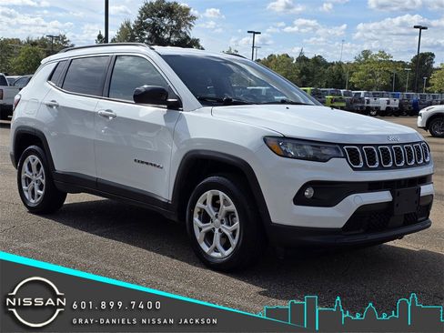 Used 2024 Jeep Compass Latitude image 1