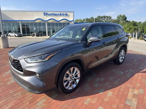 Used 2023 Toyota Highlander Limited FWD image 4