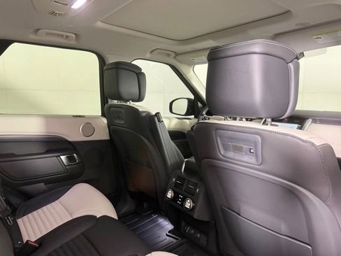 New 2025 Land Rover Discovery Metropolitan Edition image 30