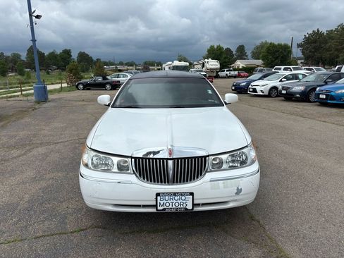 Used 2001 Lincoln Town Car Executive image 2