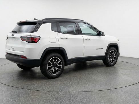 Used 2025 Jeep Compass Trailhawk image 9