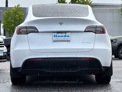 Used 2022 Tesla Model Y Long Range image 9