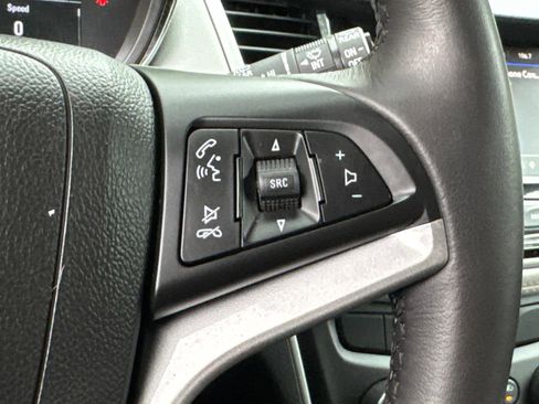 Used 2022 Chevrolet Trax LT w/ LT Convenience Package image 21