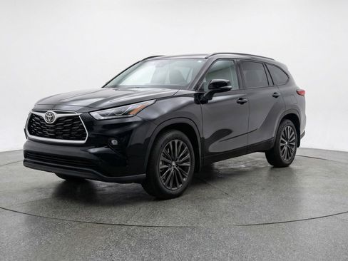 Used 2025 Toyota Highlander XSE image 3